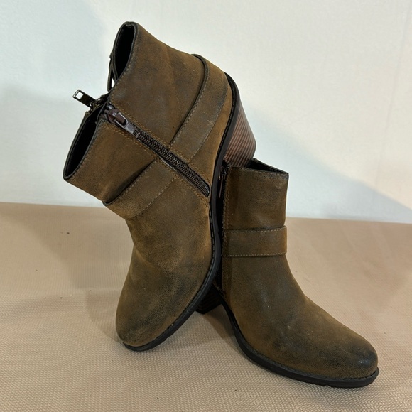 Nicole Sage Double Zipper Stacked Heel Tufted Faux Leather Ankle Boots - Picture 2 of 11